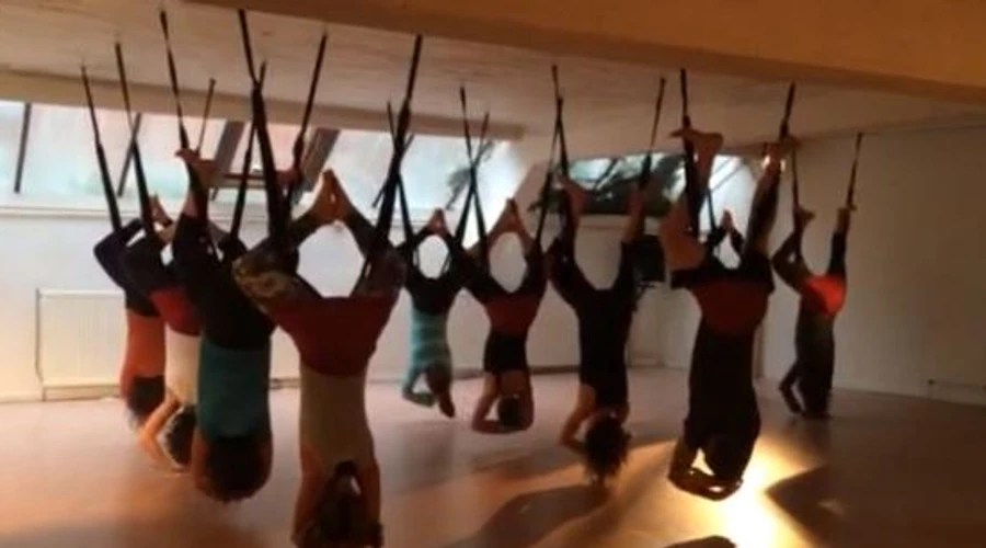 De kracht van Aerial Yoga: natuurlijke decompressie van de wervelkolom